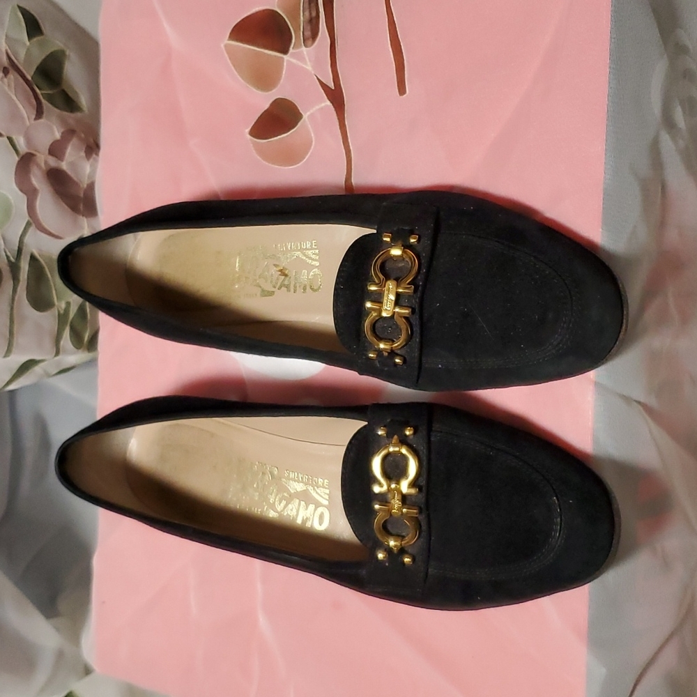 Salvador Ferragamo loafer.  In perfect condition.  Size 9 AA